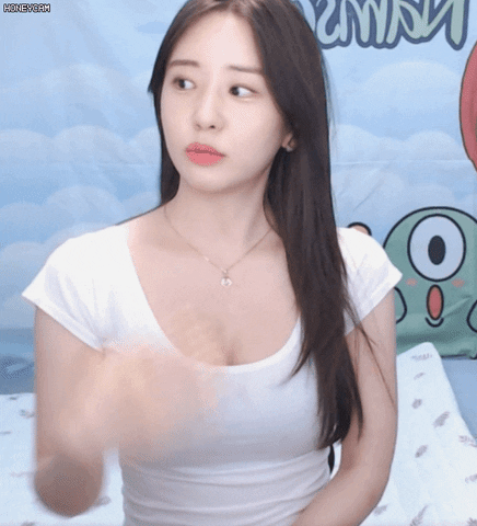 Làm ma thuật khiến vòng một tự dịch chuyển trên sóng, nữ streamer xinh đẹp khiến người xem sốc nặng - Hình 3