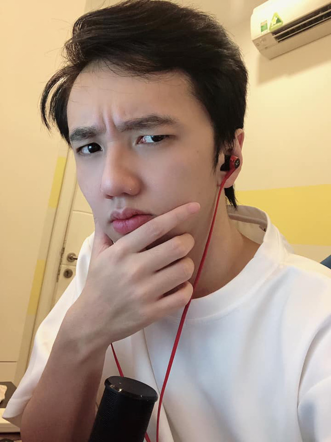 Nữ streamer Liên Quân Mèo 2k4 và hình xăm quyền rũ trên ngực