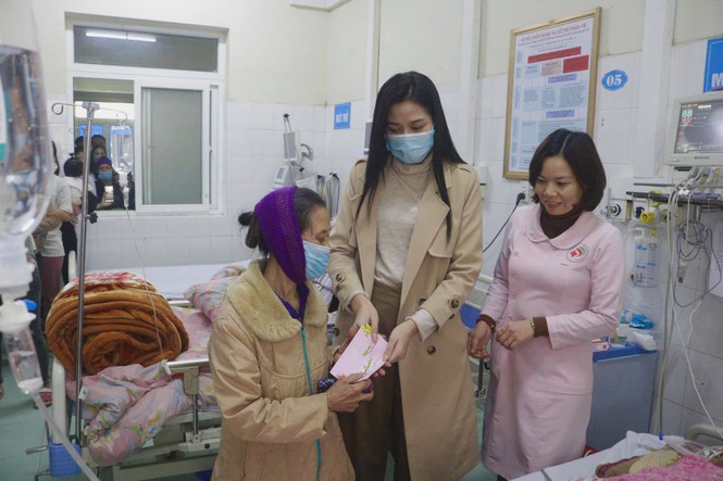 Ông nội nhập viện, Hoa hậu Đỗ Thị Hà lập tức về quê nhà - Hình 1