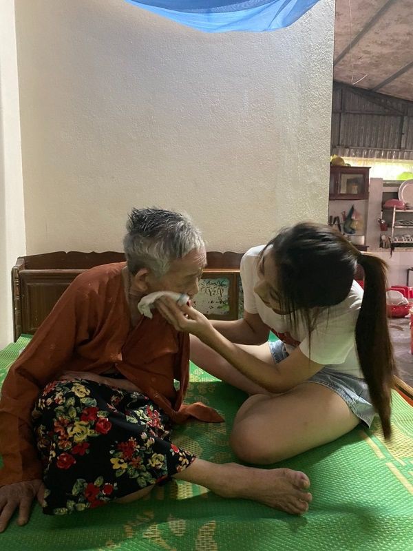 Ông nội nhập viện, Hoa hậu Đỗ Thị Hà lập tức về quê nhà - Hình 2