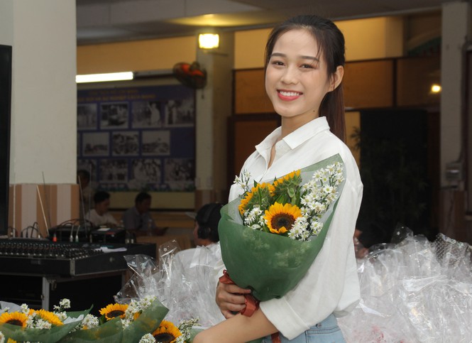 Ông nội nhập viện, Hoa hậu Đỗ Thị Hà lập tức về quê nhà - Hình 6