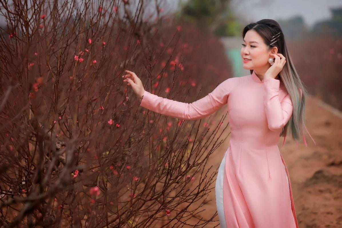 Phù thủy tóc Minh Phương khoe sắc khi diện áo dài thướt tha - Hình 1