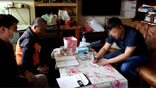 Tới nhà bạn cách ly, bị chủ nợ của bạn bắt cóc nhầm - Hình 1