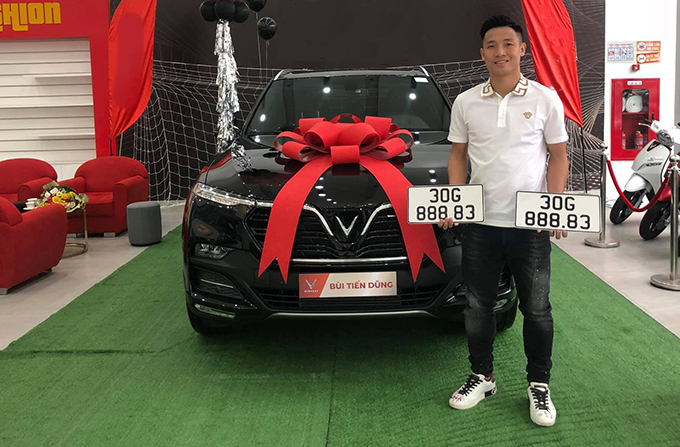 Vợ chồng Bùi Tiến Dũng tậu thêm xế hộp tiền tỷ - Hình 1