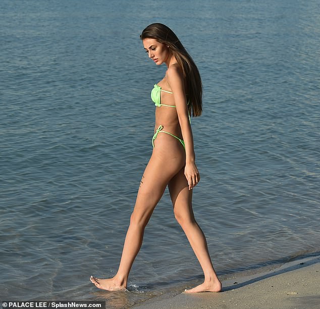 Cô gái quyến rũ nhất show 18 Too Hot To Handle nóng bỏng với bikini quây ở biển - Hình 5