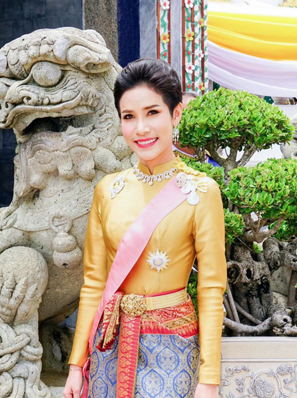 Hoàng hậu Suthida - Hoàng quý phi Thái Lan Sineenat Wongvajirapakdi - Cuộc đua cung đấu? - Hình 4