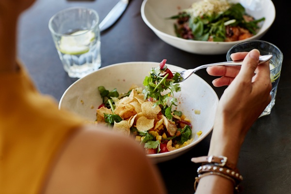 Ăn salad để giảm cân, tiêu hóa tốt nhưng mắc phải 7 sai lầm này thì ăn bao nhiêu cũng phí