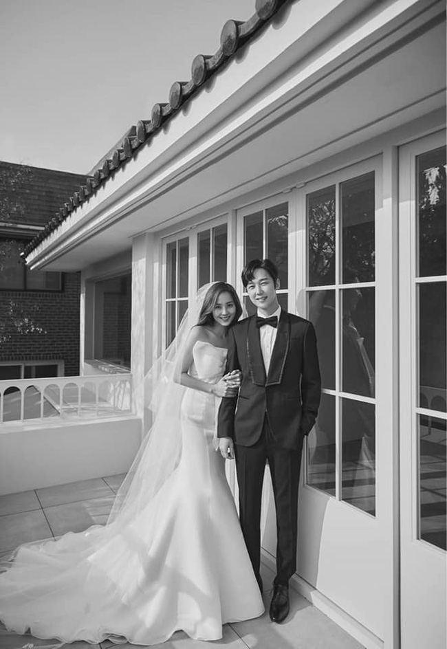 Ấn tượng và hoàn hảo là những gì bạn sẽ cảm nhận khi ngắm nhìn bộ ảnh cưới của Oh Yoon Hee. Với sự chuẩn bị tinh tế và đầy kỷ lục, đám cưới của cô dâu đã trở thành một trong những sự kiện đáng nhớ và ấn tượng nhất trong năm.
