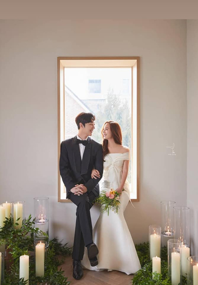 Ảnh cưới Oh Yoon Hee là một tác phẩm nghệ thuật tuyệt đẹp với không gian tươi sáng, trang nhã và hạnh phúc ấm áp. Bạn sẽ bị thôi miên bởi thế giới đẹp đẽ trong bức tranh cưới này với những tình cảm chân thật, hạnh phúc chan chứa. Hãy cùng chiêm ngưỡng và cảm nhận.