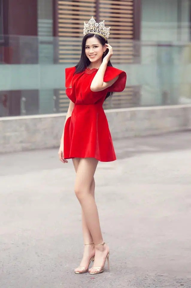 Dáng chuẩn mặc gì cũng đẹp nhưng màu đỏ mới là chân ái của Hoa hậu Đỗ Thị Hà - Hình 4