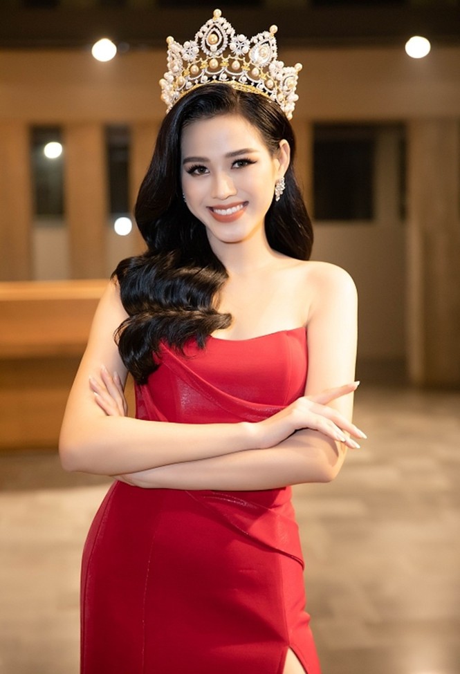 Dáng chuẩn mặc gì cũng đẹp nhưng màu đỏ mới là chân ái của Hoa hậu Đỗ Thị Hà - Hình 3