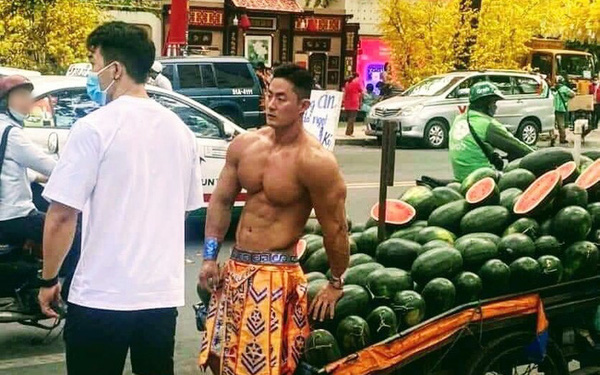 Trai đẹp 6 múi, mặc như đóng khố bán dưa hấu trên đường Sài Gòn hot như tài tử - Hình 1