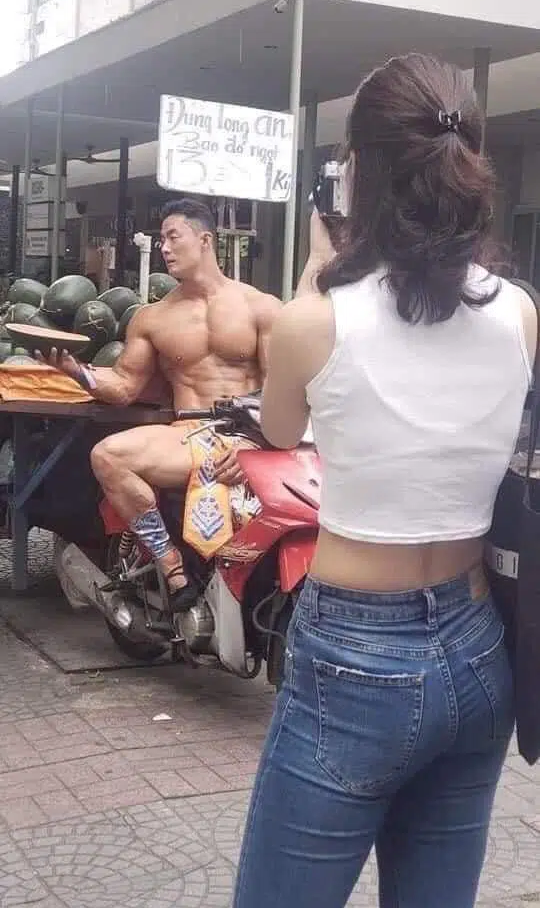 Trai đẹp 6 múi, mặc như đóng khố bán dưa hấu trên đường Sài Gòn hot như tài tử - Hình 2