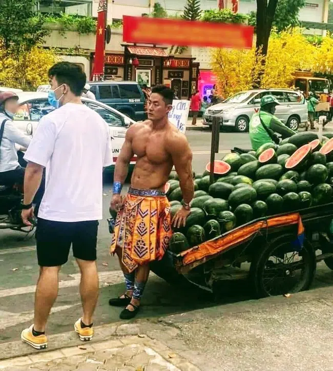 Trai đẹp 6 múi, mặc như đóng khố bán dưa hấu trên đường Sài Gòn hot như tài tử - Hình 6