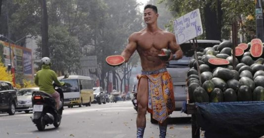Trai đẹp 6 múi, mặc như đóng khố bán dưa hấu trên đường Sài Gòn hot như tài tử - Hình 3