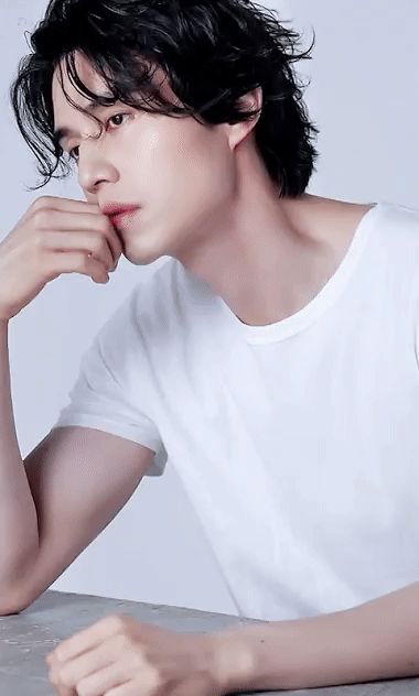 5 sao nam lột xác visual nhờ để... tóc dài: Jungkook - Lee Dong Wook đẹp như tiên tử, đến Lee Jong Suk lại muốn ngã ngửa - Hình 7