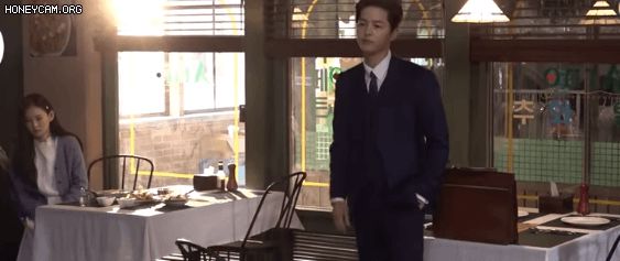 Taecyeon cưỡng hôn trai đẹp, Song Joong Ki bị đuổi khỏi siêu xe ở hậu trường Vincenzo - Hình 4