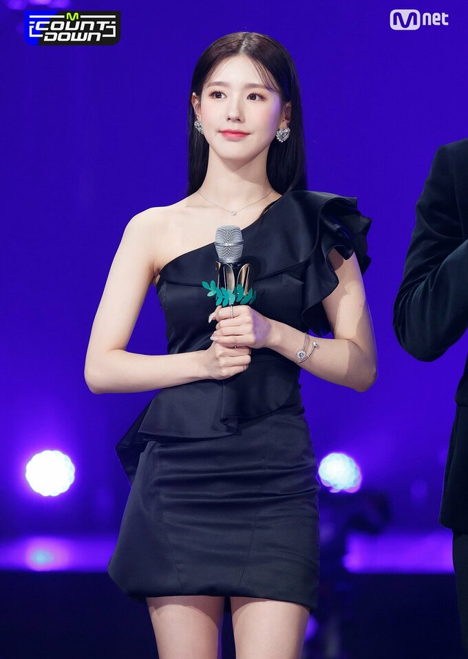 Thời trang đi làm chuẩn hình tượng nữ phát thanh viên của Mi Yeon (G)I-DLE - Hình 2