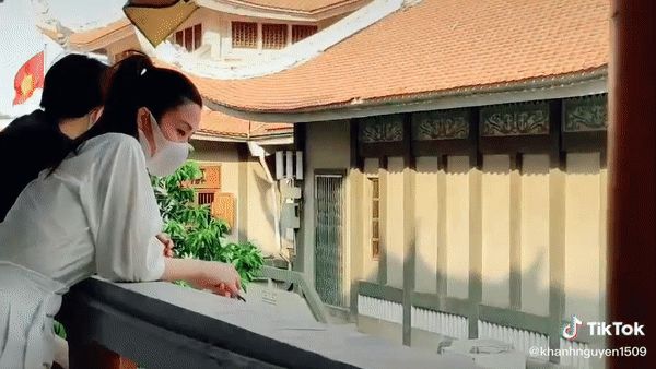 Đông Nhi - Ông Cao Thắng đứng thất thần sau lễ viếng chuyên gia trang điểm Minh Lộc, đôi mắt đỏ hoe nhìn mà xót xa - Hình 2