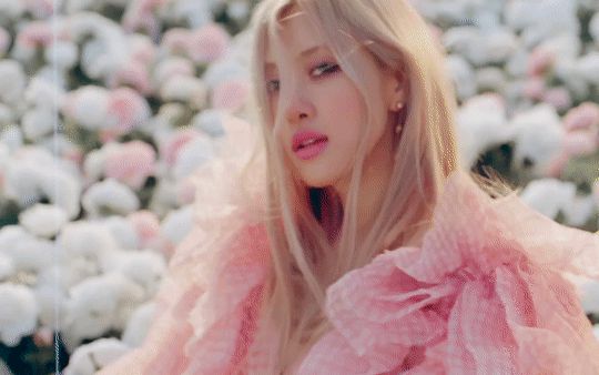 Rosé (BLACKPINK) khoe triệt để tỷ lệ body đẹp nức nở, nhưng vẫn lồ lộ khuyết điểm đáng báo động trong MV solo - Hình 5