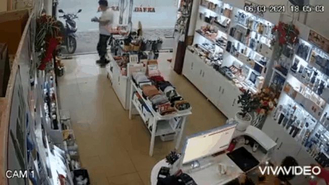 Dân mạng cười nghiêng ngả với tên đạo chích vào shop ăn trộm nhưng vẫn chắp tay vái ông địa lia lịa rồi mới cầm t.iền chạy mất - Hình 1