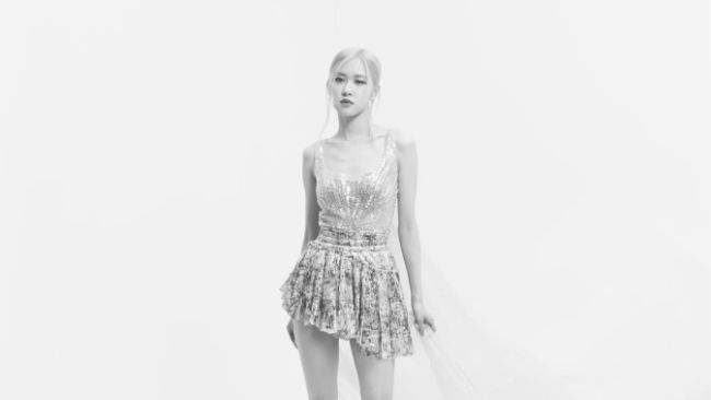 Rosé (Black Pink) mặc thiết kế số 57 của Công Trí, netizen lại gọi tên Đỗ Mạnh Cường vì một phân cảnh 2 giây - Hình 3