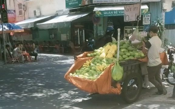 Nghe tiếng rao xoài chua lè chua lét, cư dân mạng khẳng định là người bán hàng thật nhất Việt Nam nhưng sự thật là gì? - Hình 1