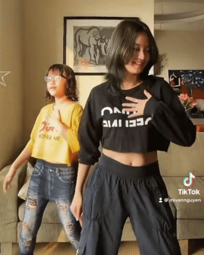 Mi Vân đu trend TikTok với Bào Ngư: Con gái sắp thành thiếu nữ mà sao chị không chịu già đi một xíu? - Hình 1