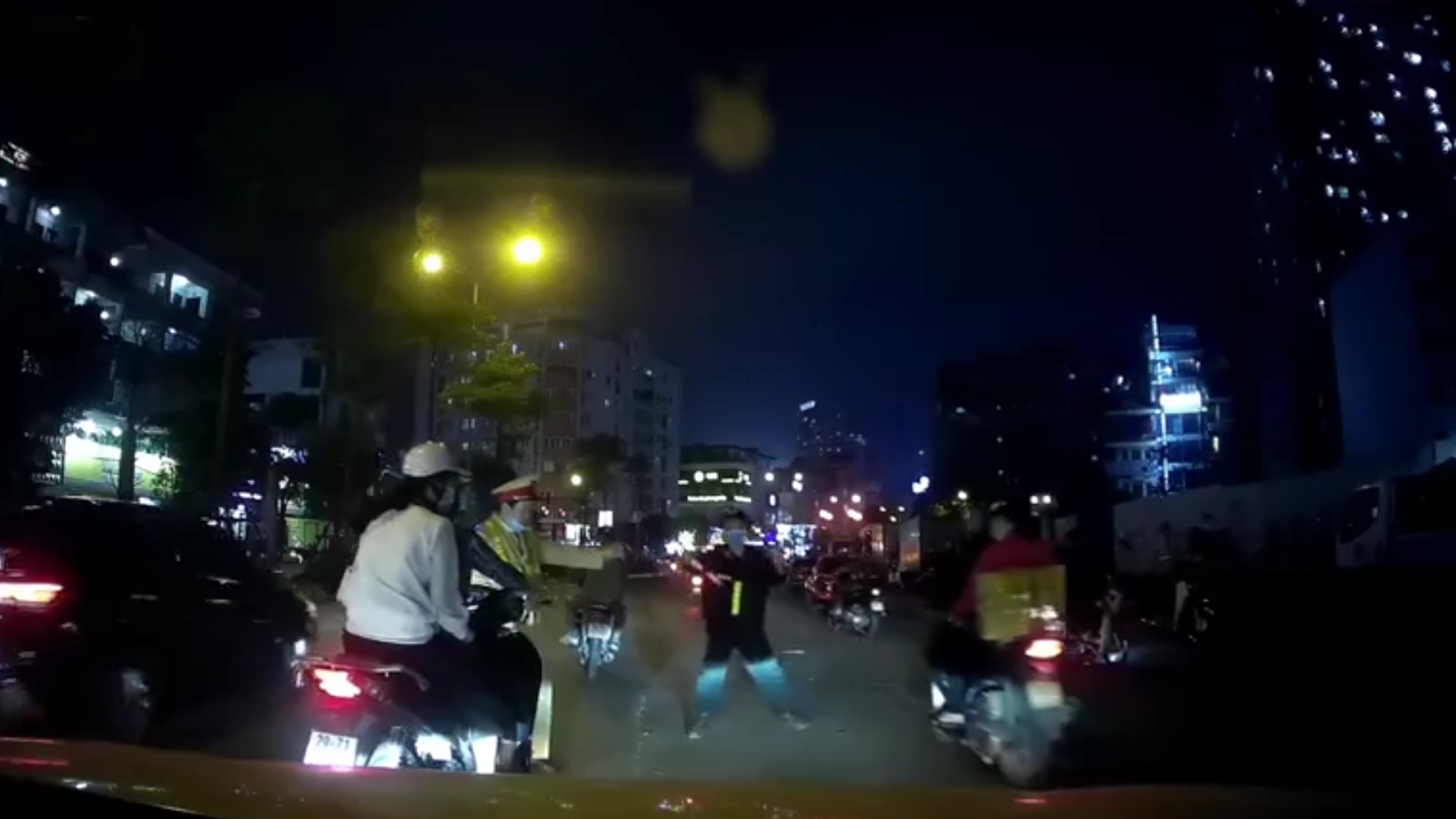 Thanh niên liều lĩnh thông chốt khi bị CSGT gọi, khiến bạn gái run rẩy sợ hãi - Hình 2