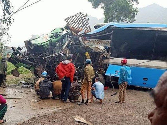 Hoà Bình: 3 người không qua khỏi trong vụ tai nạn kinh hoàng giữa xe khách và xe tải - Hình 1
