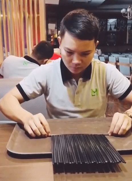 Làm mấy nghìn suất ăn cùng lúc, thì ra đây là cách xếp đĩa, xếp đũa nhanh như chớp của các căng tin, nhà hàng - Hình 1