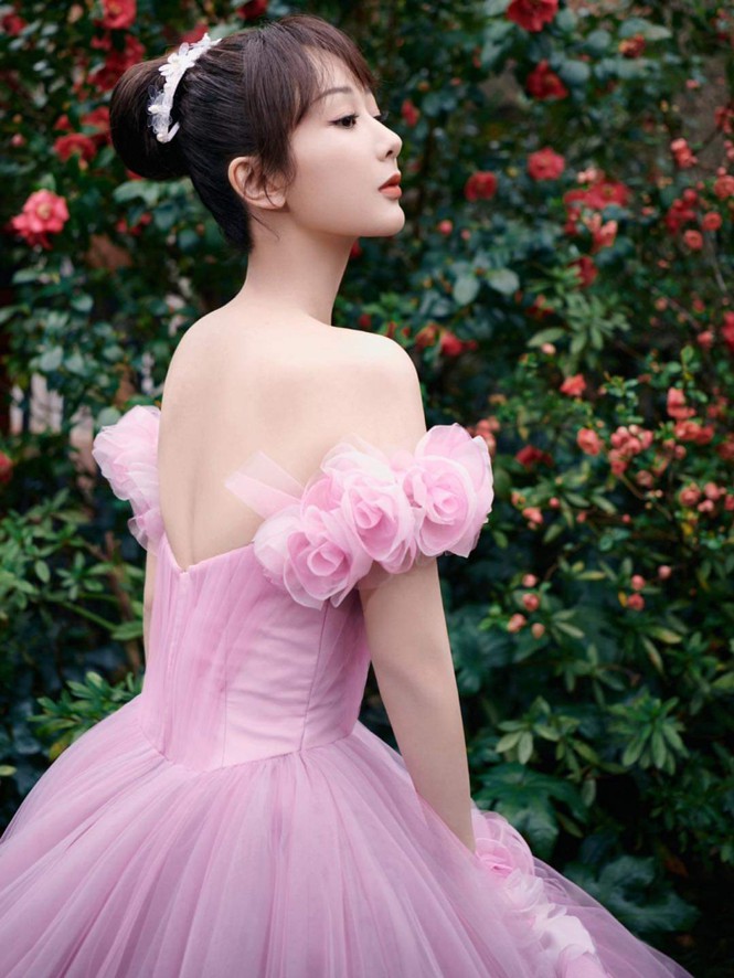 Xôn xao cảnh Dương Tử mặc váy kém chất lượng khiến Dương Mịch ngán ngẩm  nhặt lông vũ rơi rụng trên đầm đắt tiền