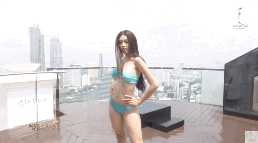 Á hậu Ngọc Thảo catwalk chặt đẹp dàn đối thủ Miss Grand, 1 mỹ nhân tuột bikini lộ cả nhũ hoa trên sóng livestream - Hình 1