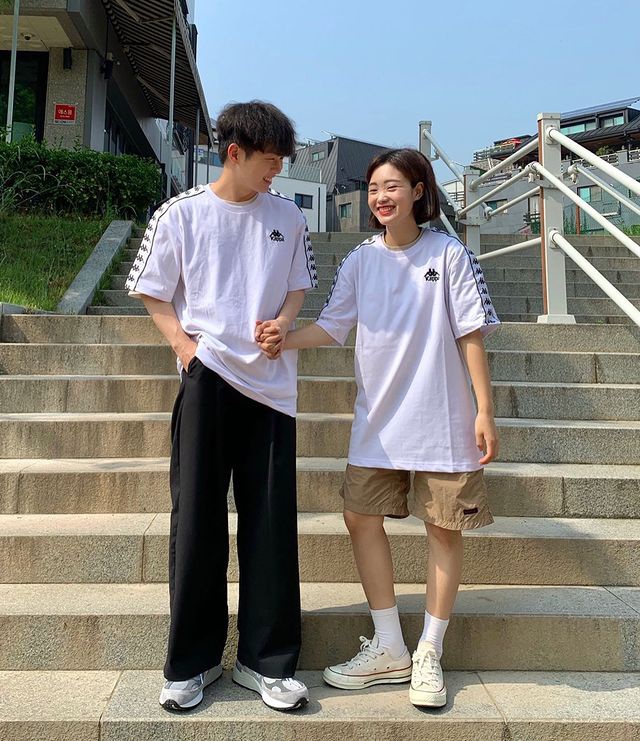 Đôi trẻ Hàn Quốc: Họ trẻ, đáng yêu và đầy hạnh phúc. Bức ảnh này sẽ cho bạn thấy tình yêu đích thực và mối quan hệ lãng mạn giữa hai người trẻ. Hãy cùng chiêm ngưỡng và cảm nhận những khoảnh khắc đong đầy tình cảm này.