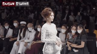 Giờ mới thấy: Ngọc Trinh kiêu sa diễn catwalk, Nhã Phương đeo khẩu trang mà đảo mắt liếc nhìn chăm chú lắm! - Hình 2