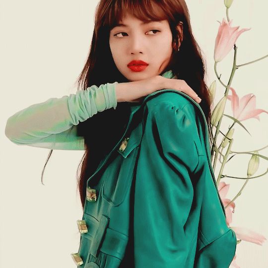 Lisa (BLACKPINK) có đẹp thần thánh như được ca ngợi? Không thì sao clip hậu trường mới lại khiến dân tình nổi da gà đến thế? - Hình 13