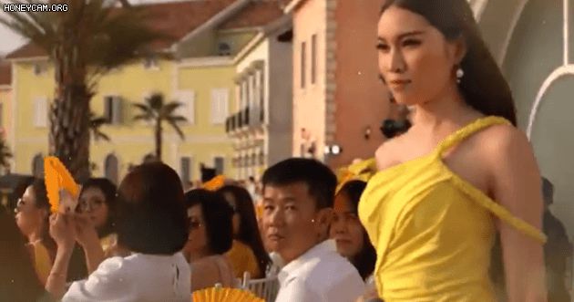 Dẫn song ngữ 3.000 chữ và 75 tên riêng, nữ MC gây choáng khi không cần kịch bản vẫn chẳng vấp một từ! - Hình 1