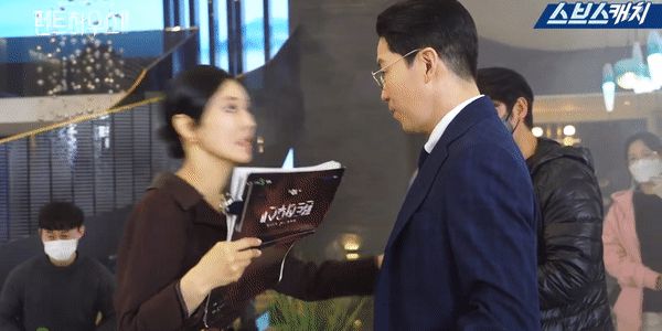 Hậu trường Penthouse 2 tập 9-10: Eugene hóa fangirl khi thấy Park Eun Seok hôn đắm đuối Lee Ji Ah, tiết lộ người khiến mình sợ nhất - Hình 8