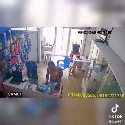 Tưởng vớ được khách sộp, nhân viên méo mặt vì phải đền tiền, xem lại camera vẫn chưa hết sốc - Hình 3