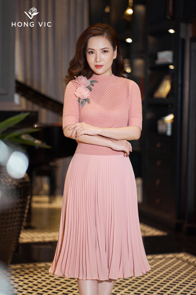 Hong Vic Fashion - Thương hiệu thời trang thêu đính thủ công cho nàng công sở hiện đại - Hình 5