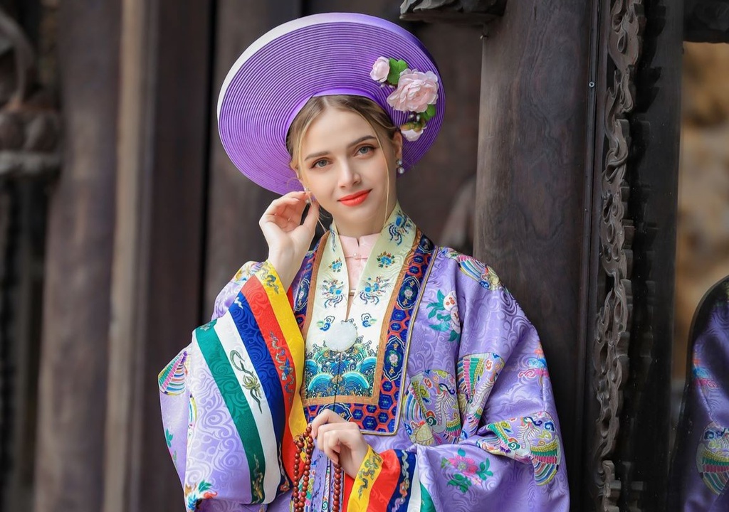 Người mẫu Ukraine thích mặc cổ phục Việt - Hình 1