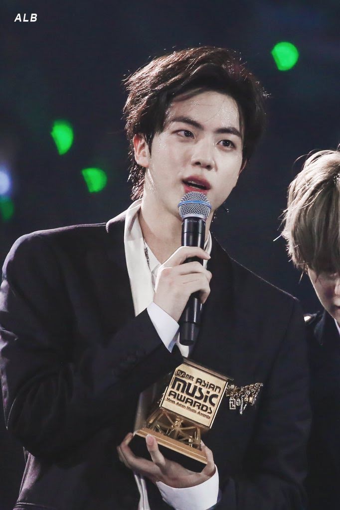 4 khoảnh khắc nhận giải đáng nhớ của BTS, nhất là pha buông mic của Suga - Hình 3