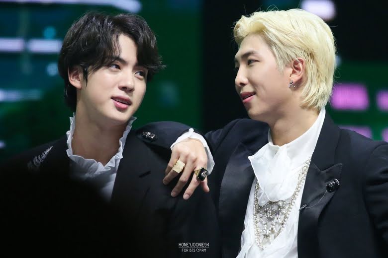 4 khoảnh khắc nhận giải đáng nhớ của BTS, nhất là pha buông mic của Suga - Hình 2