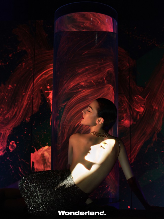 Địch Lệ Nhiệt Ba bán nude táo bạo - Hình 4