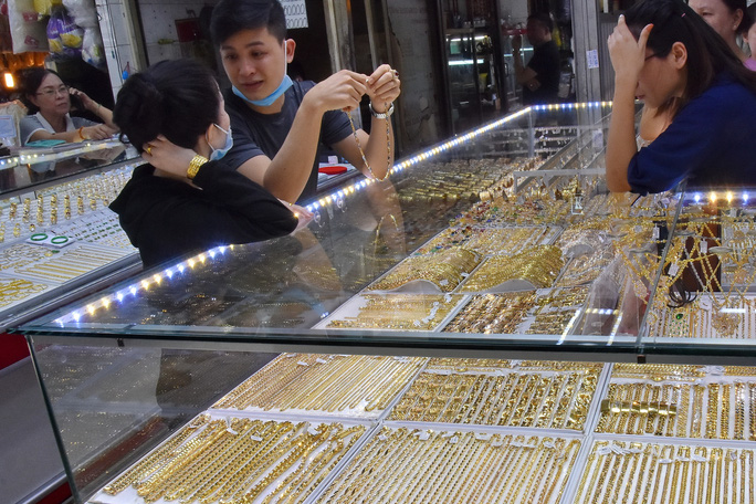 Giá vàng hôm nay 3-3: Tăng mạnh bất chấp các quỹ đầu tư bán 11,4 tấn vàng - Hình 1