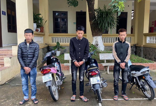 Hai quái xế hút cỏ Mỹ trước khi bốc đầu xe trên quốc lộ - Hình 2
