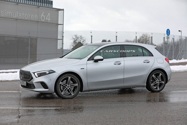 Mercedes A-Class xuất hiện trên đường thử với lưới tản nhiệt khác lạ - Hình 5