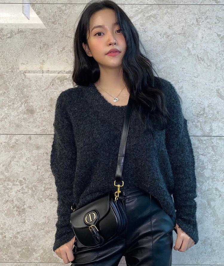 Ngày thường kín đáo, nữ Idol xứ Hàn bị chỉ trích vì váy đồng phục quá ngắn trên phim - Hình 14