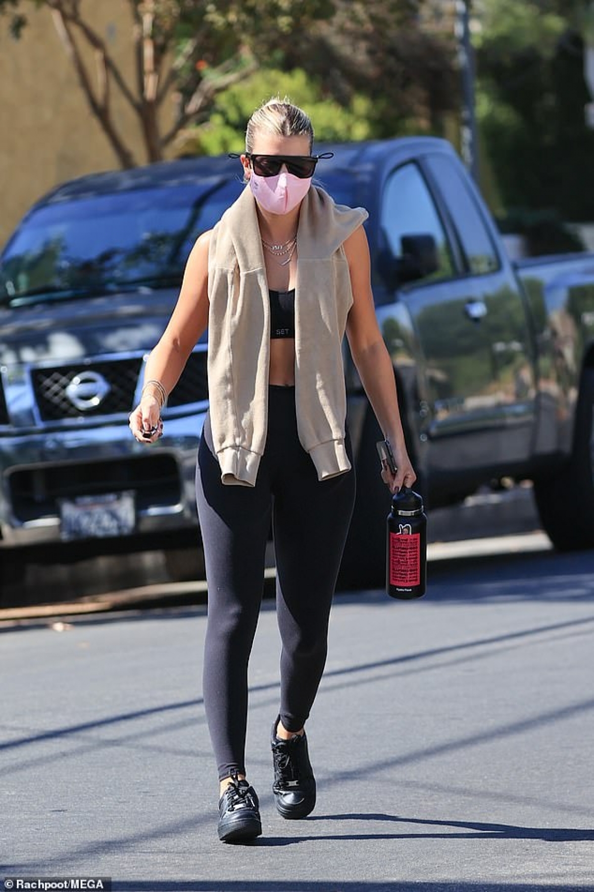 Sofia Richie diện đồ hiệu đi ăn trưa cùng bạn bè - Hình 7