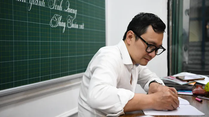 Thầy giáo 20 năm dạy viết chữ đẹp ở Hà Nội - Học hành - Việt Giải Trí